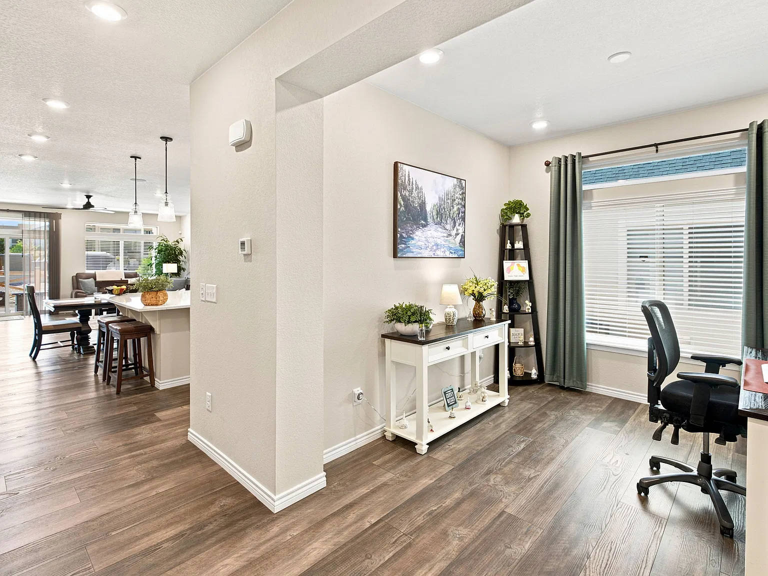 3 bed, 4176 sqft, $2,800 — Photo 4