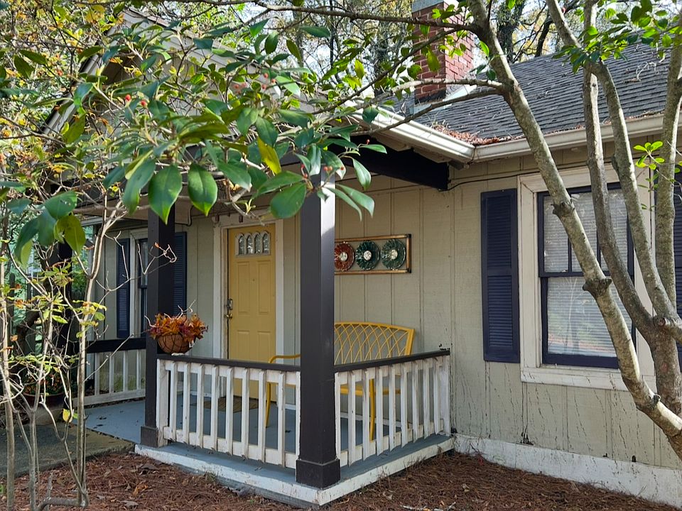 Welcome to 695 Francis Entry
Porch and Lounging Bench