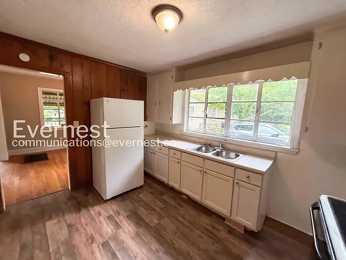 848 Vanderbilt St — Photo 2