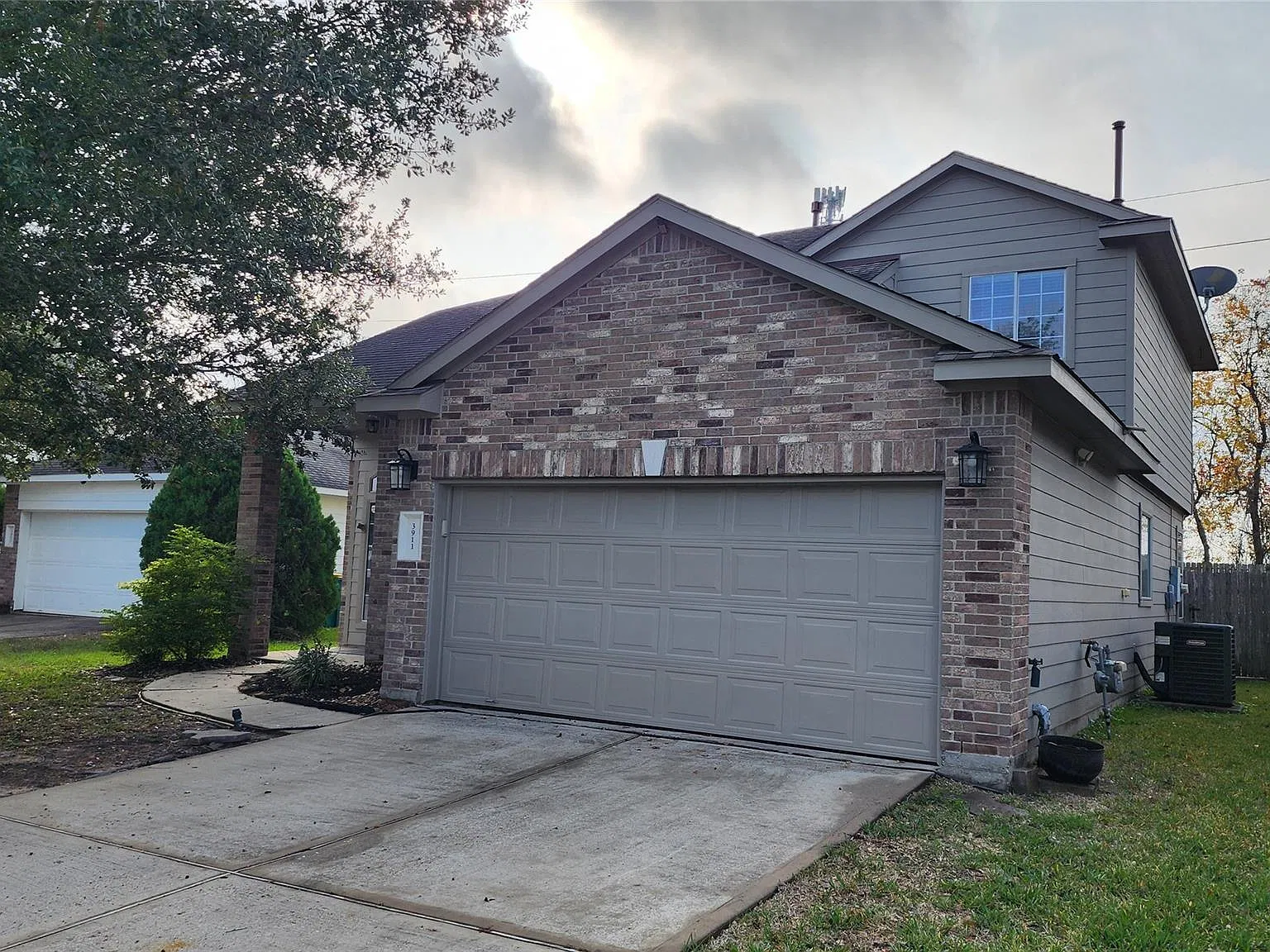 3 bed, 2.5 bath, 2069 sqft, $2,200 — Photo 2