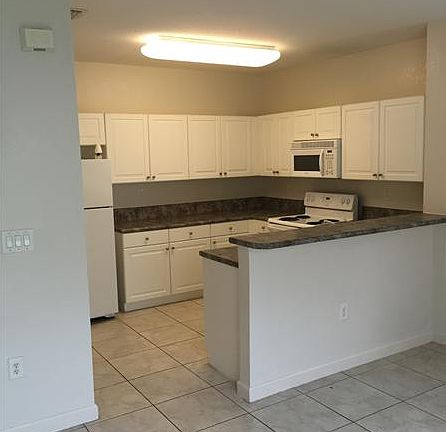 3rd image of 208 SE 29th Ave Unit 10