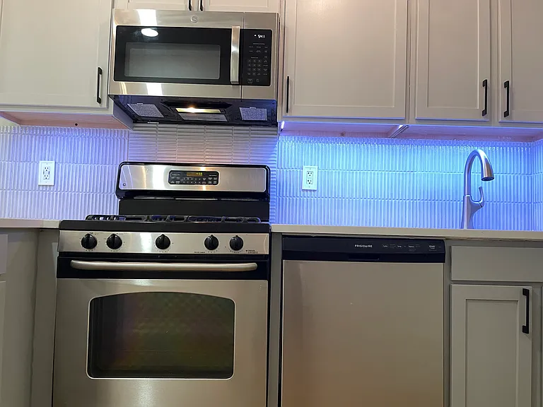 98 Bright St #2R — Photo 17