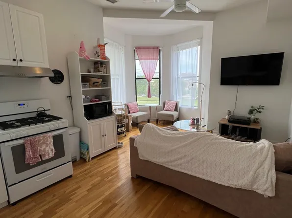 351 W Oak St #206A, Chicago, IL 60610