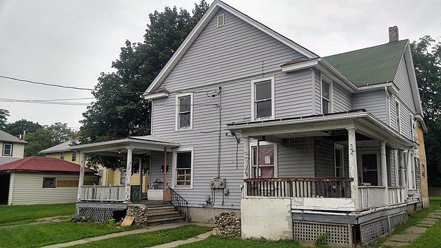 2nd image of 814 Oak St