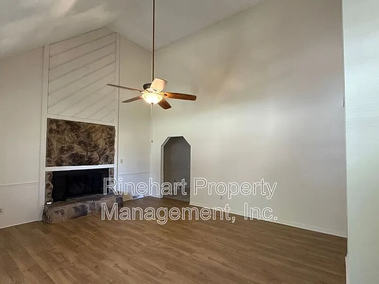 2083 Ridgecrest Rd — Photo 3