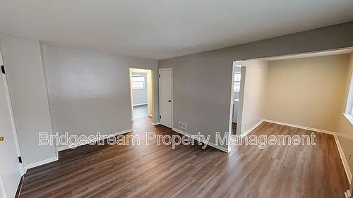 619 Gainsborough Rd #4 Photo 1
