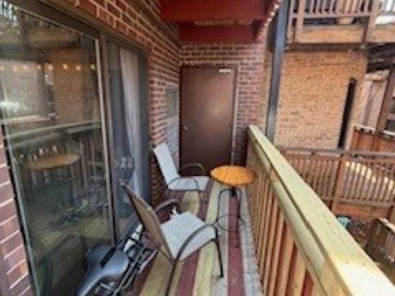 4th image of 805 W Oakdale Ave APT 2B