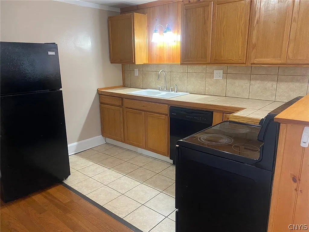 2 bed, 1.0 bath, 800 sqft, $1,050 — Photo 4