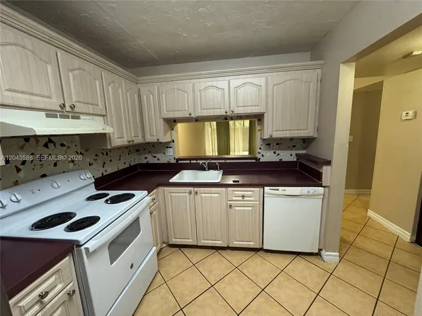 10865 SW 112th Ave APT 105, Miami, FL 33176