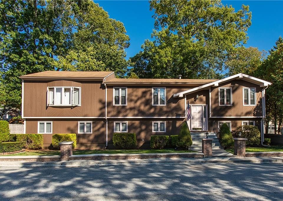 1st image of 5 Michele Dr