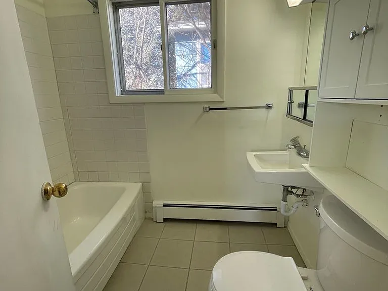 1227 Howard Ave — Photo 4