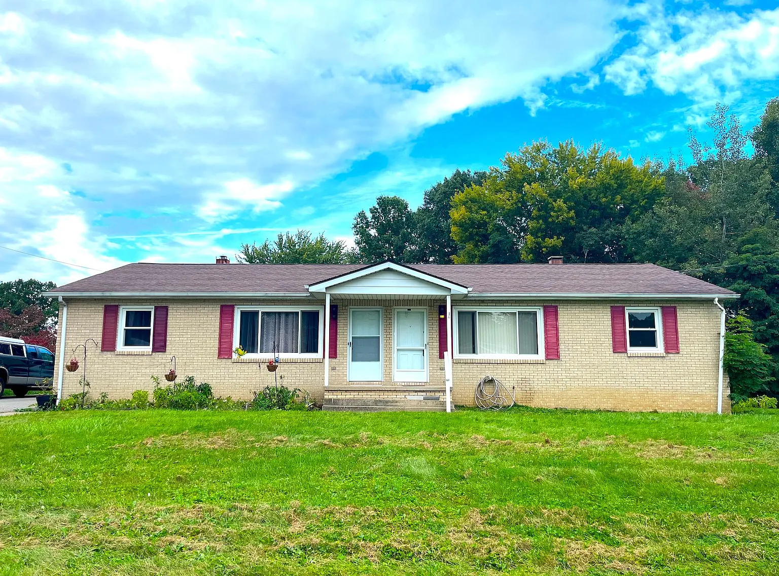 175 Hillview Dr photo 1