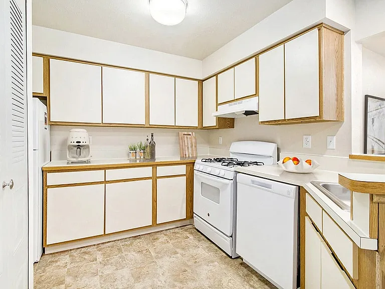 Canal Club Apartments — Photo 46