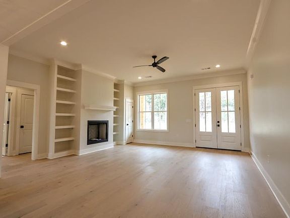 4th image of 387 King Rd