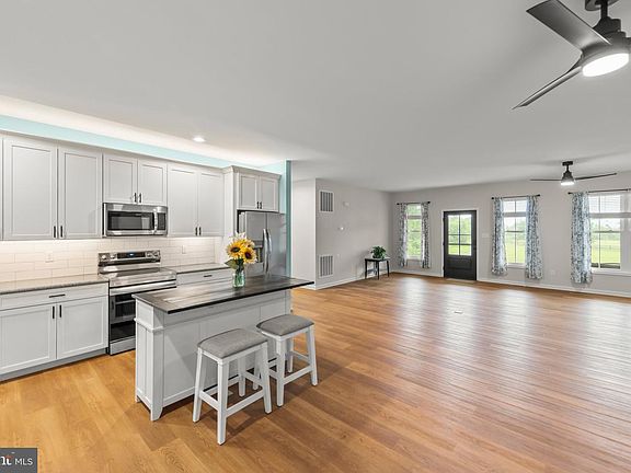 4th image of 375 Tavistock Dr