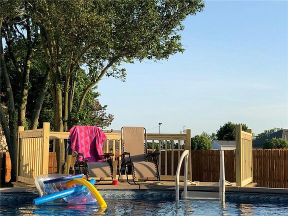 3rd image of 331 Meadowgrove Dr