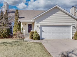 1504 Royal Pointe Dr, Bloomington, IL