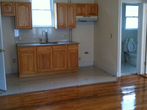 4th image of 3950 Amundson Ave #2