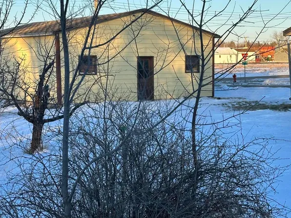 202 S 7th St, New Salem, ND 58563