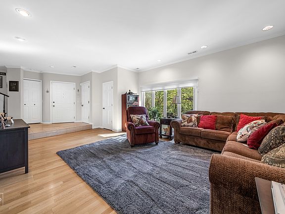 5th image of 610 Ballantrae Dr APT C