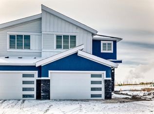 122 N Waterstone Way, Chestermere, AB T1X2Z1