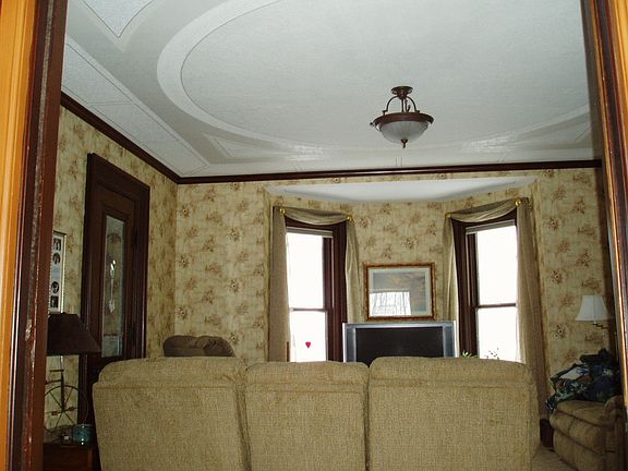 L rm w/ art deco ceiling