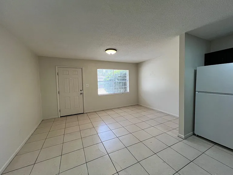411 W 5th Ave #D6 — Photo 3