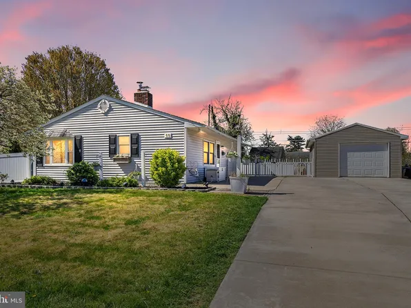 11 Locust Ln, Levittown, PA 19054