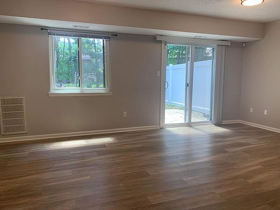 3rd image of 1040 N Green Dr