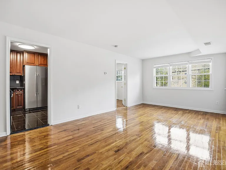 71 College Dr — Photo 6
