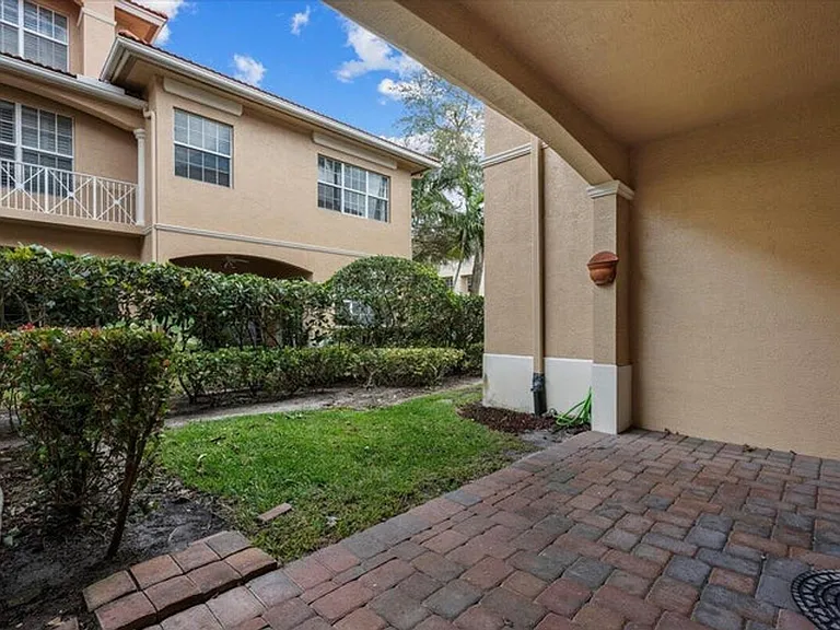 4902 Vine Cliff Way E — Photo 14