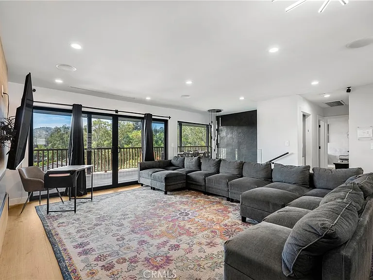 5150 Campo Rd — Photo 4