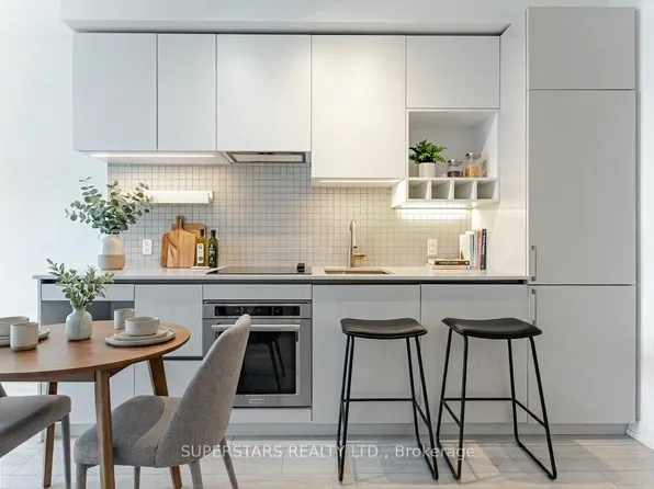 950 Portage Pkwy #5510, Vaughan, ON L4K 4Z4