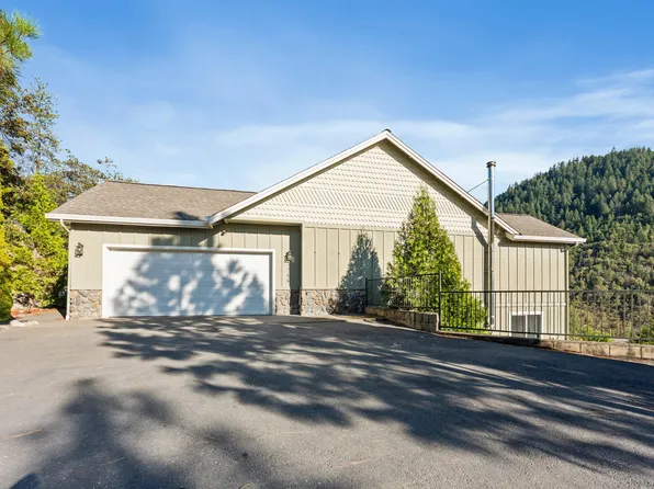 1144 Colonial Dr, Grants Pass, OR 97526