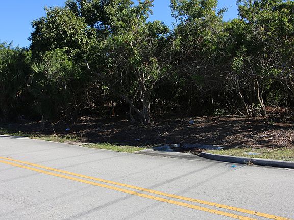 5th image of 919 SW Becker Rd