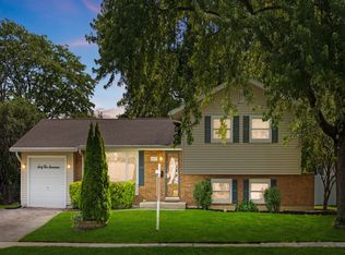 6517 Woodridge Dr, Woodridge, IL 60517