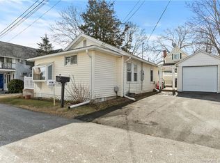 6 Center St, Niantic, CT 06357