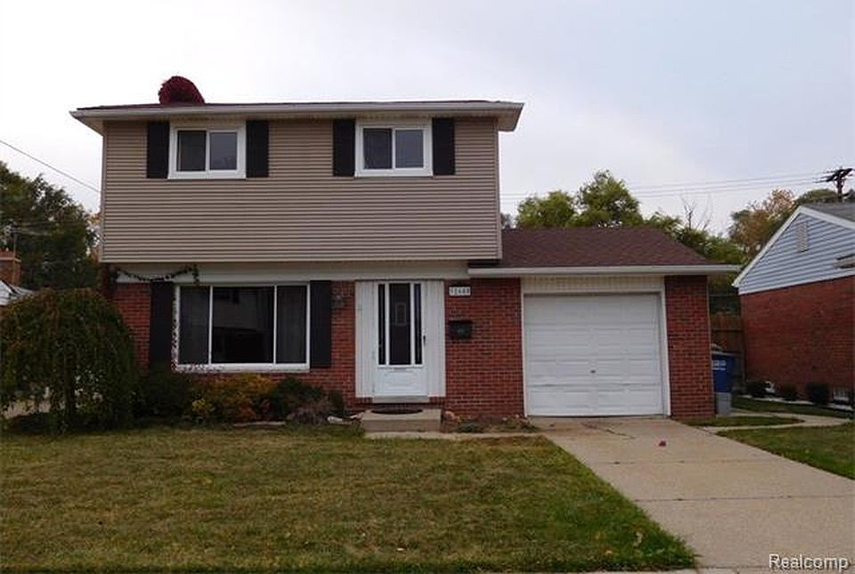 1st image of 32600 Fernwood St