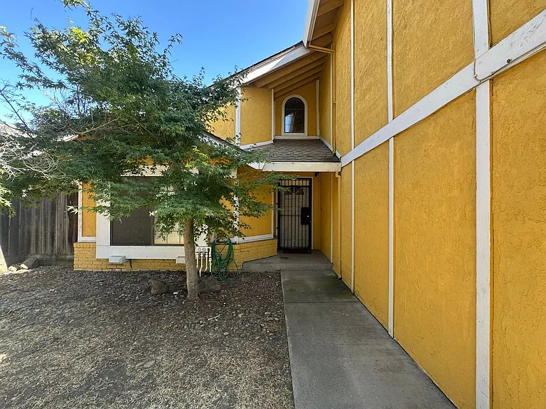 2036 Sheldon Dr — Photo 2