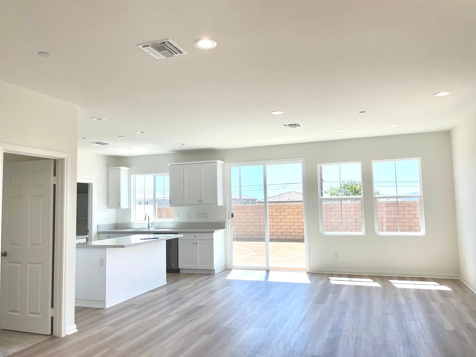 5 bed, 3.5 bath, 2383 sqft, $3,800 — Photo 3