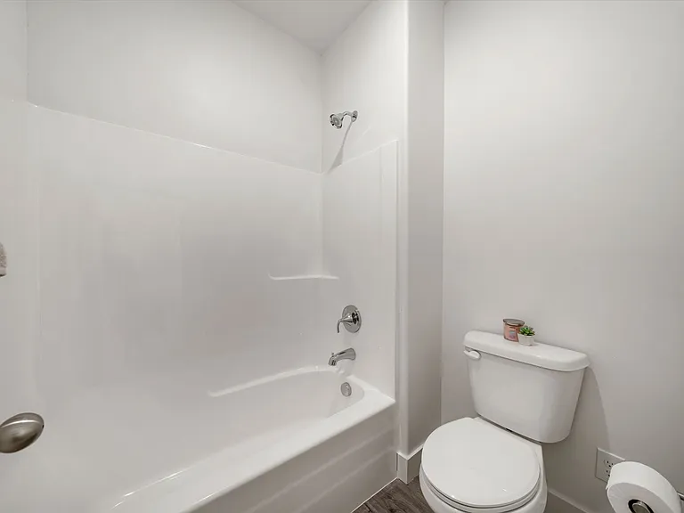 737 S Harrison Dr — Photo 2