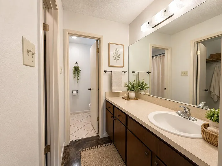 701 Gamez Cv #B — Photo 11