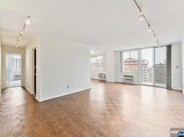 160 Overlook Ave APT 20D, Hackensack, NJ 07601
