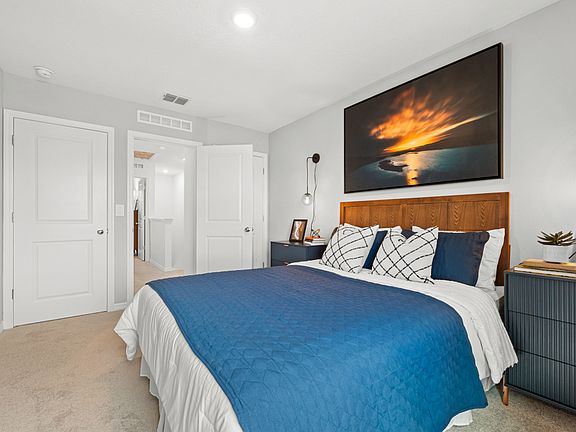 5th image of 790 Gladstone Way