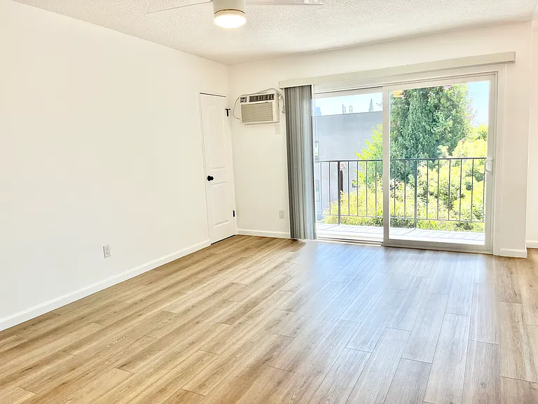 1401 Douglas St #13 — Photo 3