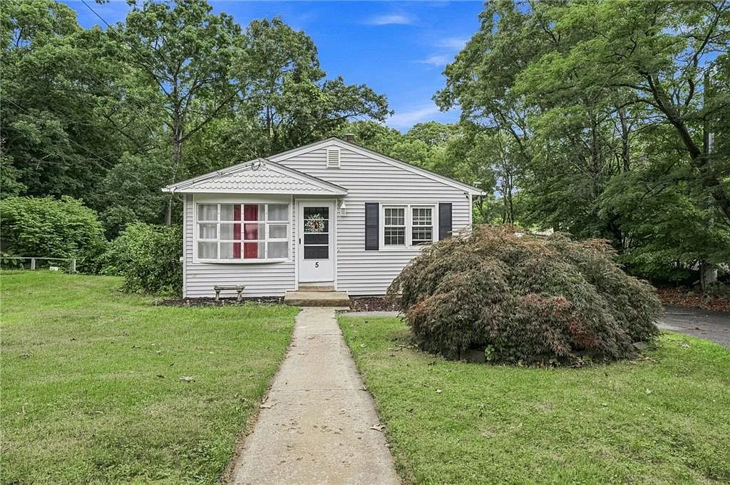 3 bed, 1.0 bath, 1800 sqft, $3,000 — Photo 1