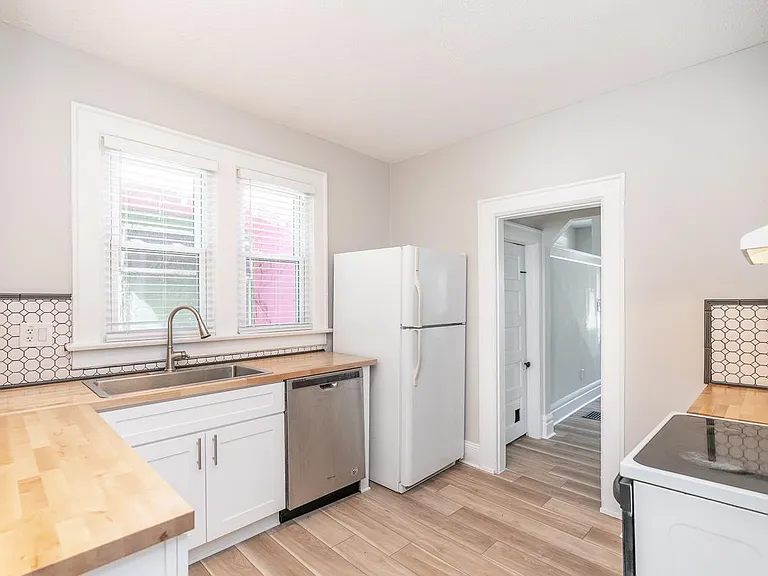 2435 Summit St — Photo 15