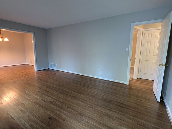 3rd image of 994 Oak Grove Rd