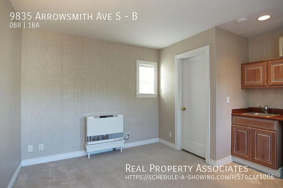Spacious Duplex Studio with a One Car Garage and a Walk-In Closet — Photo 3