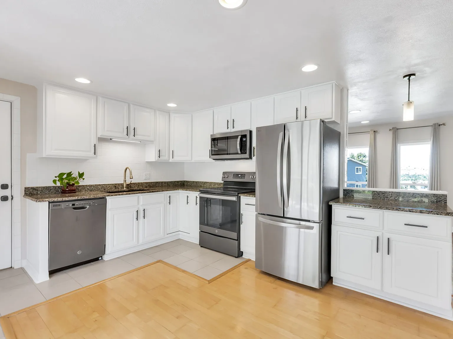 4 bed, 2256 sqft, $3,000 — Photo 4